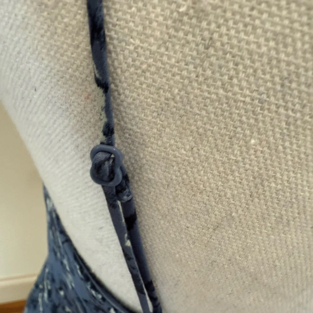 Club Monaco Cami Top Blue Floral V-Neck Silk Blend M Summer Resort - Picture 5 of 9